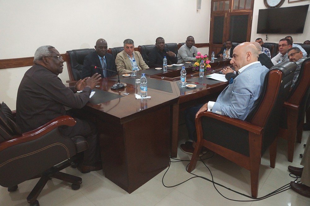 Makamu wa Pili wa Rais wa Zanzibar Balozi Seif Ali Iddi Kushoto akizungumza na Ujumbe wa Viongozi Wanane wa Taasisi za Uwekezaji kutoka Nchini Misri hapo Ofisini kwake Vuga Mjini Zanzibar.