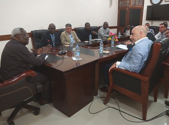 Makamu wa Pili wa Rais wa Zanzibar Balozi Seif Ali Iddi Kushoto akizungumza na Ujumbe wa Viongozi Wanane wa Taasisi za Uwekezaji kutoka Nchini Misri hapo Ofisini kwake Vuga Mjini Zanzibar.