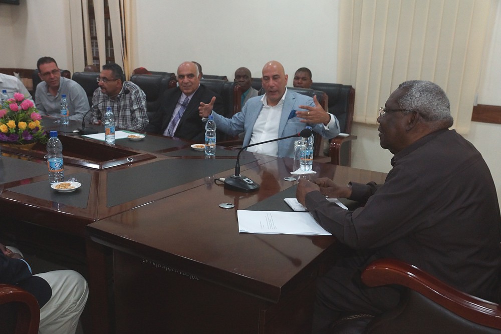 Kiongozi wa Ujumbe wa Viongozi Wanane wa Taasisi za Uwekezaji kutoka Nchini Misri Bwana Amgad Hassoun wa Pili kutoka Kulia akimueleza Balozi Seif maeneo ambayo Kampuni za Misri zinaweza kuwekeza Miradi yao Visiwani Zanzibar. Picha na – OMPR – ZNZ.