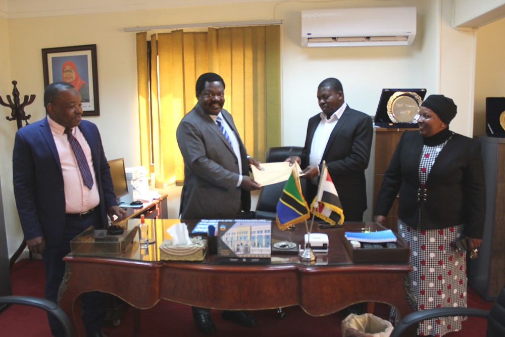 Afisa Utawala katika Ubalozi wa Jamhuri ya Muungano wa Tanzania - Misri Bw. Makame Iddi Makame akimkabidhi Mhe. Balozi Dr. Emmanuel Nchimbi dondoo za makabidhiano zilizoachwa na Mtangulizi wake Mhe.Mej Jen (Mst) Anselm S. Bahati.