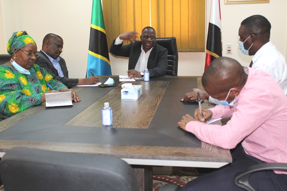 Mhe.Balozi Anselm Bahati akiongea jambo na Wataalamu wa TEHAMA pamoja na maafisa wa ubalozi Cairo ,Misri