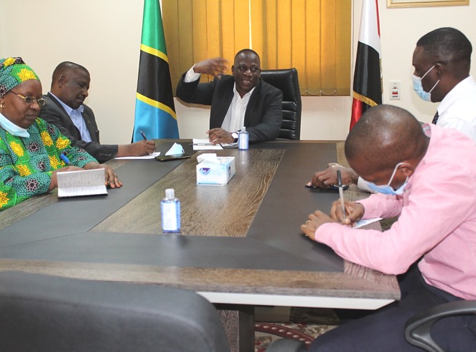 Mhe.Balozi Anselm Bahati akiongea jambo na Wataalamu wa TEHAMA pamoja na maafisa wa ubalozi Cairo ,Misri